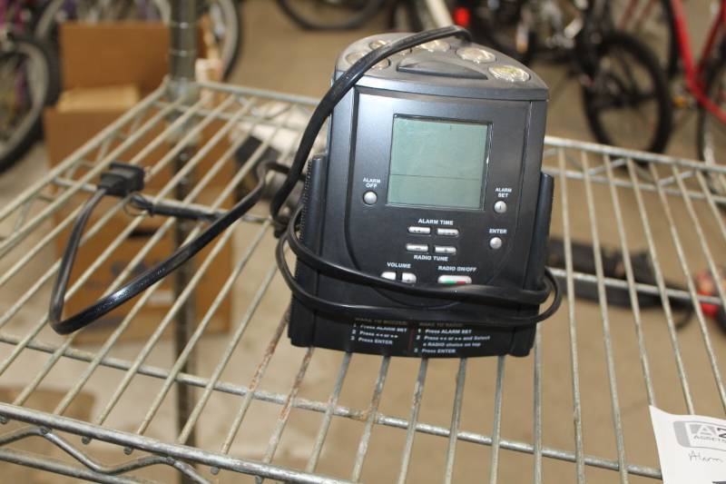 lot 103 image: Auto-Set Digital Tuning Alarm Clock Radio HG211B
