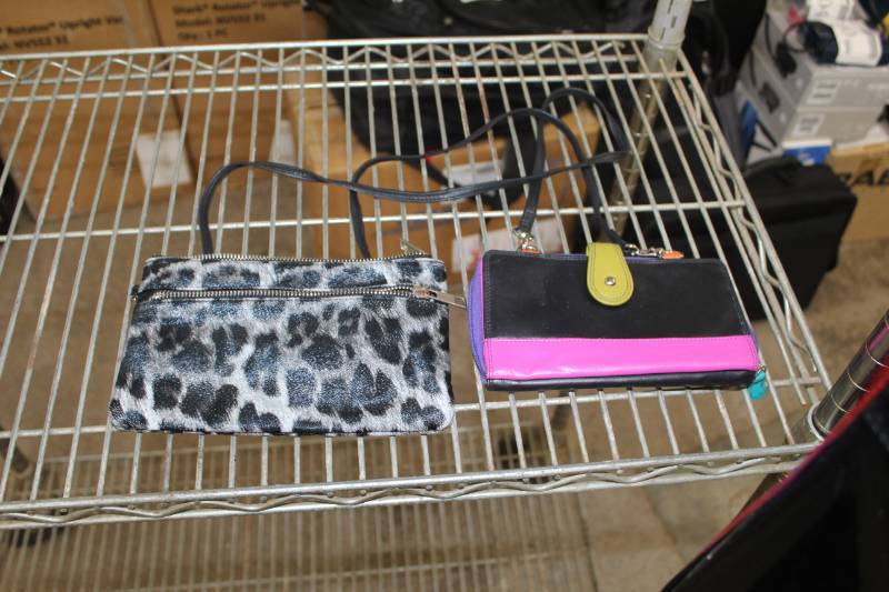lot 147 image: Lot of (2) Womens PurseClutch