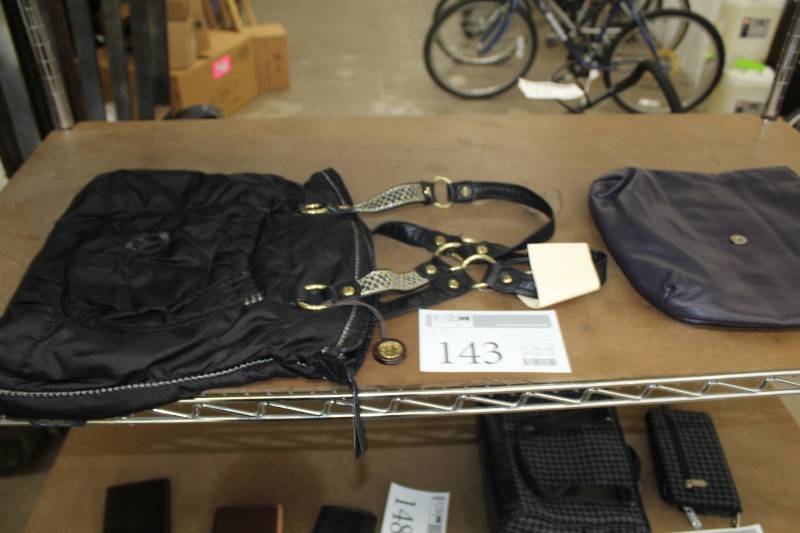 lot 143 image: Lot of (2) Womens Purses