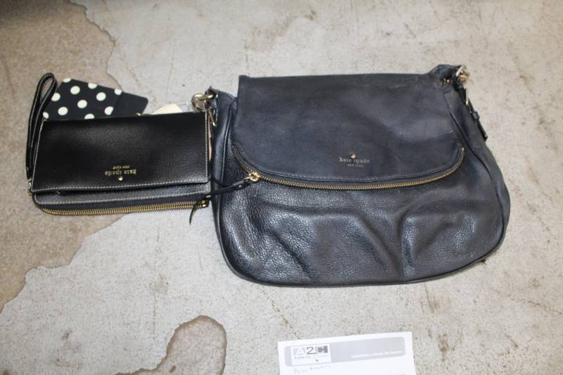 lot 144 image: Lot of (2) Kate Spade Womens Purse and Clutch