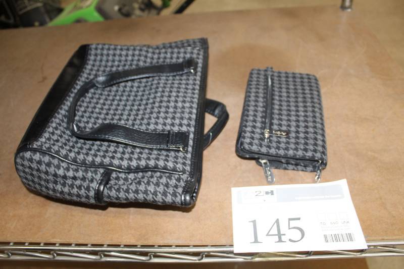 lot 145 image: Lot of (2) Thirty-One Womens Purse and Clutch Matching Set