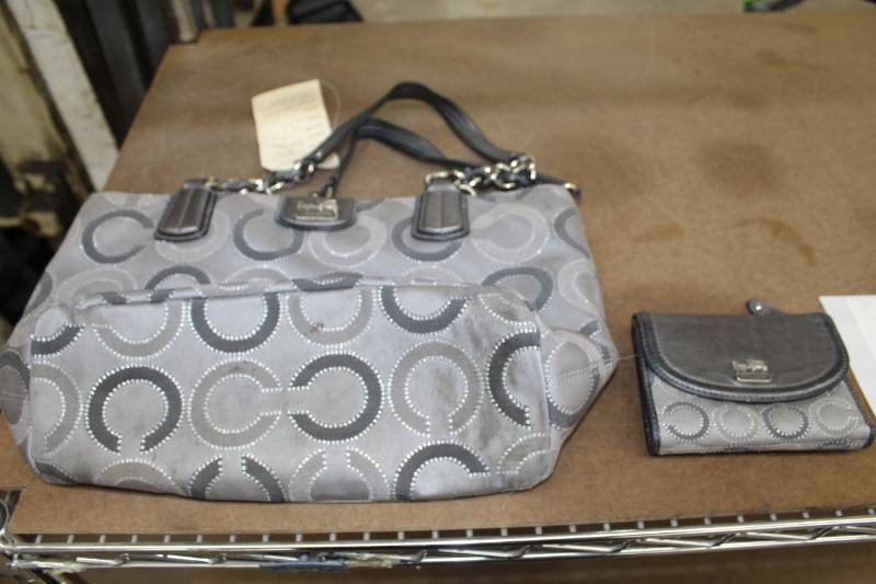 lot 138 image: Coach Womens Purse and Clutch