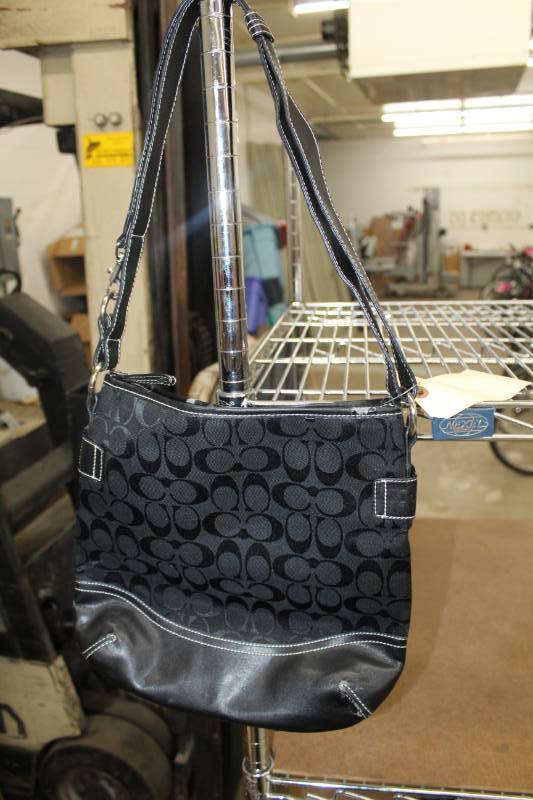 lot 140B image: Coach Womens Purse