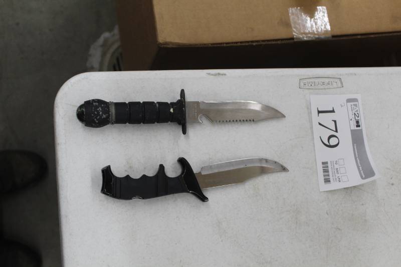 lot 179 image: Lot of (2) Hunting Knives