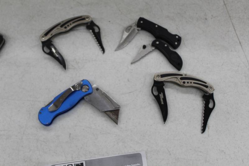 lot 192 image: Lot of (5) Folding Knives, Folding Box Cutter