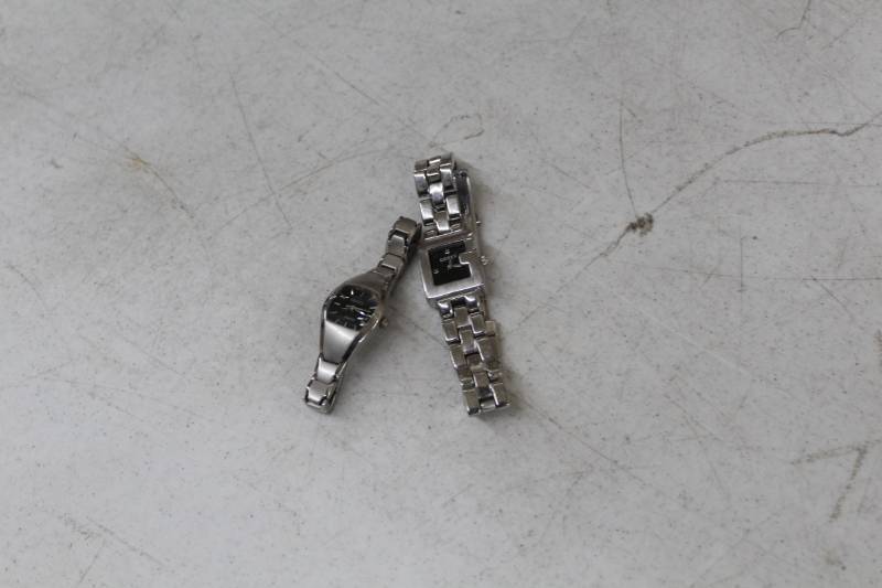 lot 153 image: Lot of (2) Gucci Mens Wrist Watches with Silver Metal Band