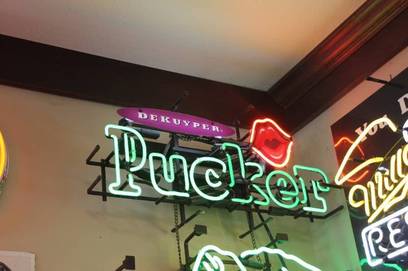lot 7 image: Dekuvper Pucker Neon Light