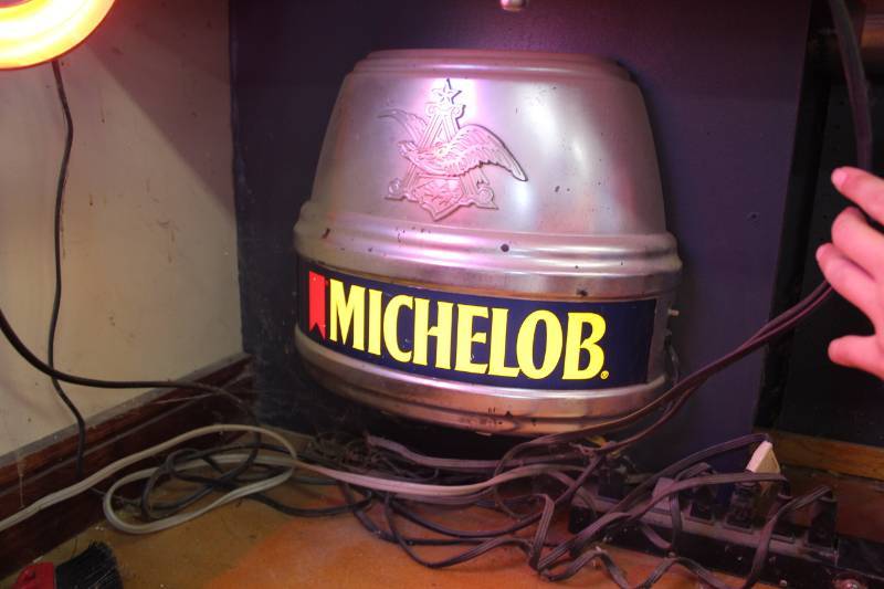 lot 46 image: Michelob Keg Lighted Wall Dcor