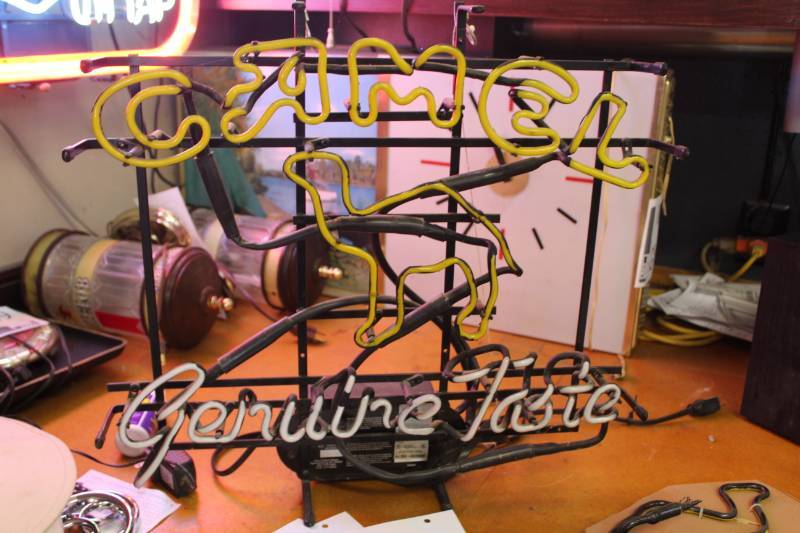 lot 18 image: Camel Genuine Taste Cigarette Neon Light