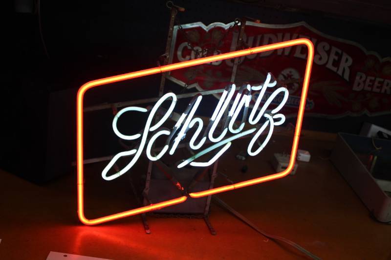 lot 21 image: Schlitz Neon Light