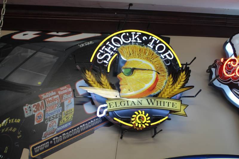lot 27 image: Shock Top Elgin White Neon Light