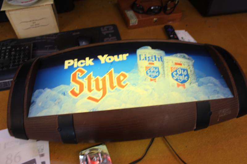 lot 33 image: Old Style Pick Your Style Wall Light