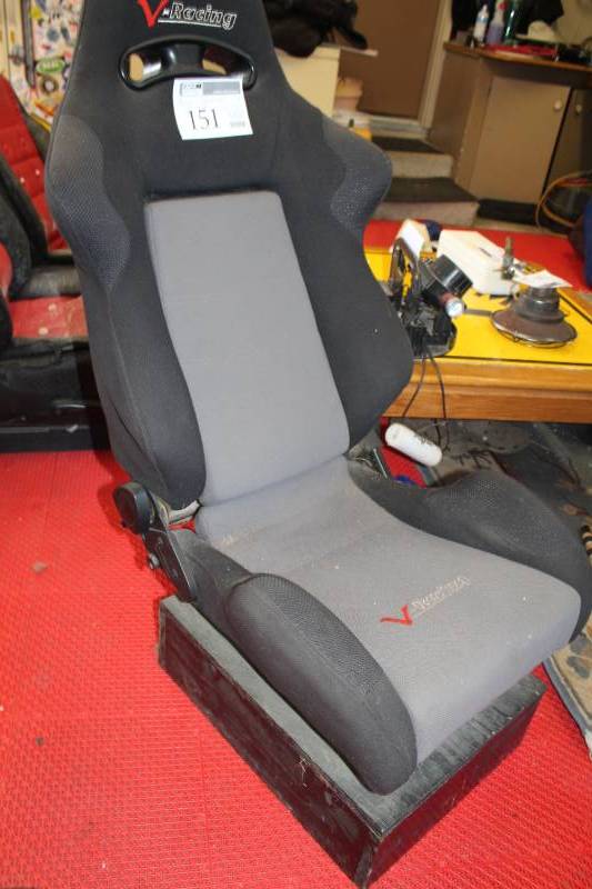 lot 151 image: V-Racing Racing Bucket Seat Gaming Chair