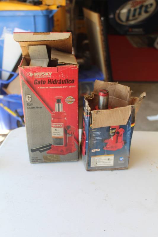 lot 168 image: Lot of (2) Husky 6-Ton Hydraulic Bottle Jack, Extreme Garage 2-Ton Hydraulic Bottle Jack