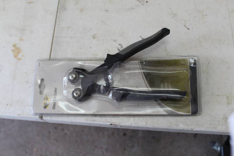 lot 190 image: FlorCraft Glass Tile Cutter