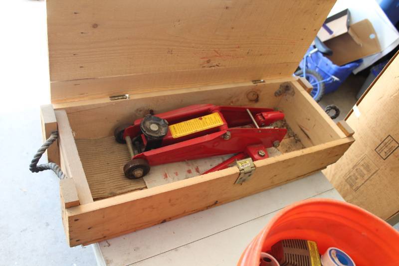 2 Ton Hydraulic Floor Jack With Wood Storage Box St Michael