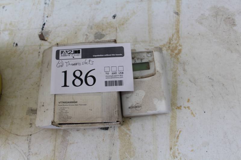 lot 186 image: Lot of (2) Viconics Digital Rooftop Wireless Mesh Thermostats
