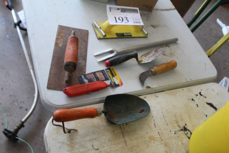 lot 193 image: Concrete Tools, Garden Tools, Scoops, Trowels, Pry Bar, Cutter, Utility Knife