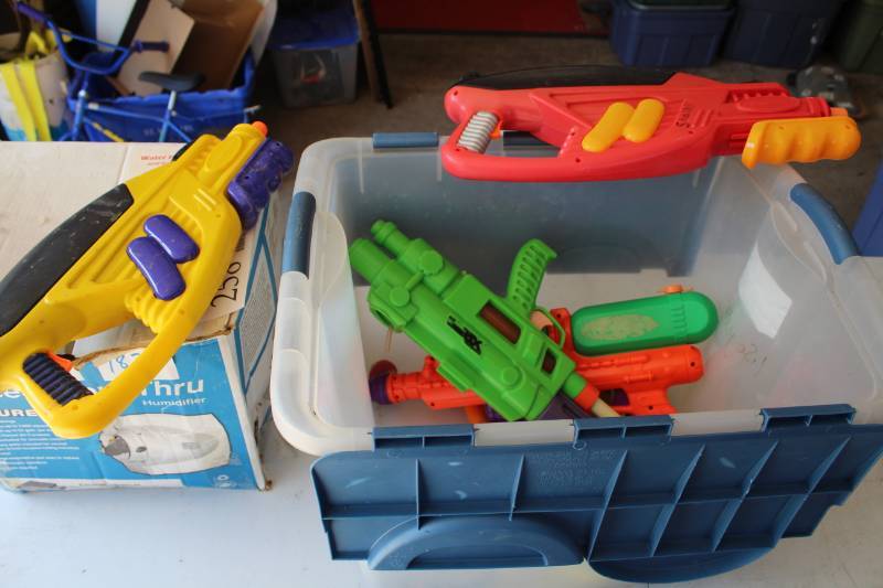 lot 261 image: Toy Water Guns, Water Soakers
