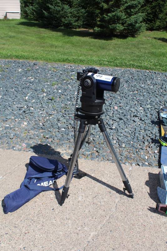 lot 50 image: Meade Telescope with Autostar Star Finder, Electronic Remote Control, Deluxe Field Tripod #884