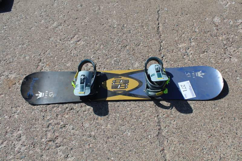 lot 271 image: Dwellers Twin 53 Snowboard