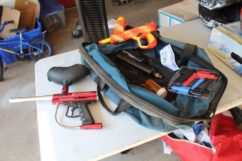 lot 256 image: Avenger Paint Ball Gun Set