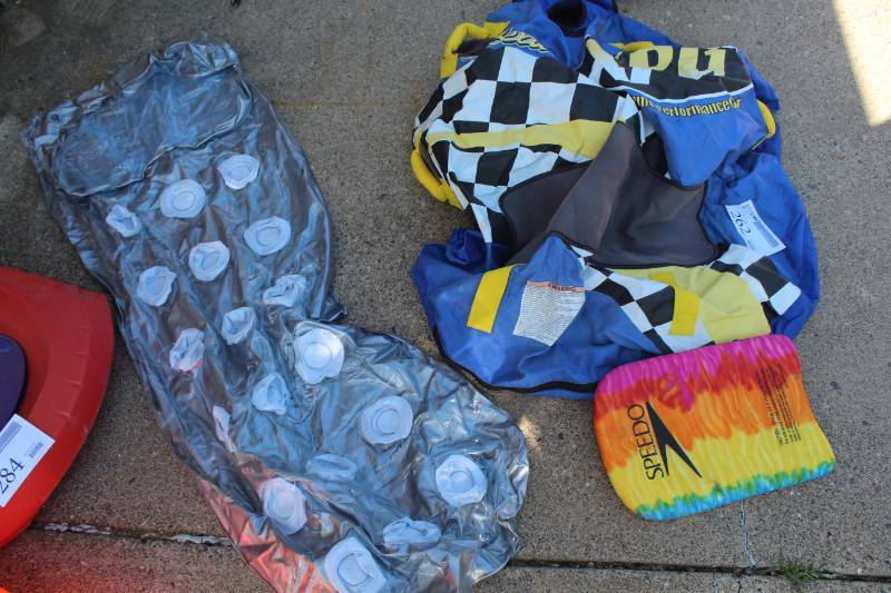 lot 262 image: Pool Blow-Up Lounger, Speedo Body Board, Tube