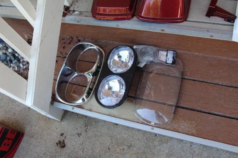 lot 304 image: 2007 Road Glide Head Lights with Bezels, Smoke Lenses Flat Style Turn Signal Kit