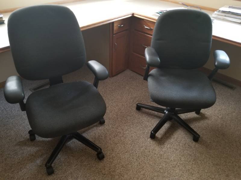 lot 113 image: Lot of (2) Rolling Office Arm Chairs