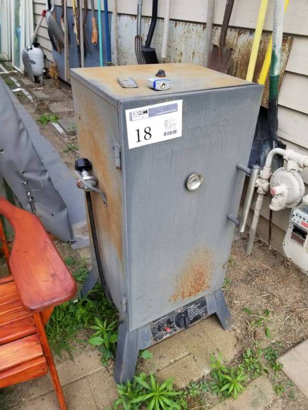 lot 67 image: Propane Meat Smoker