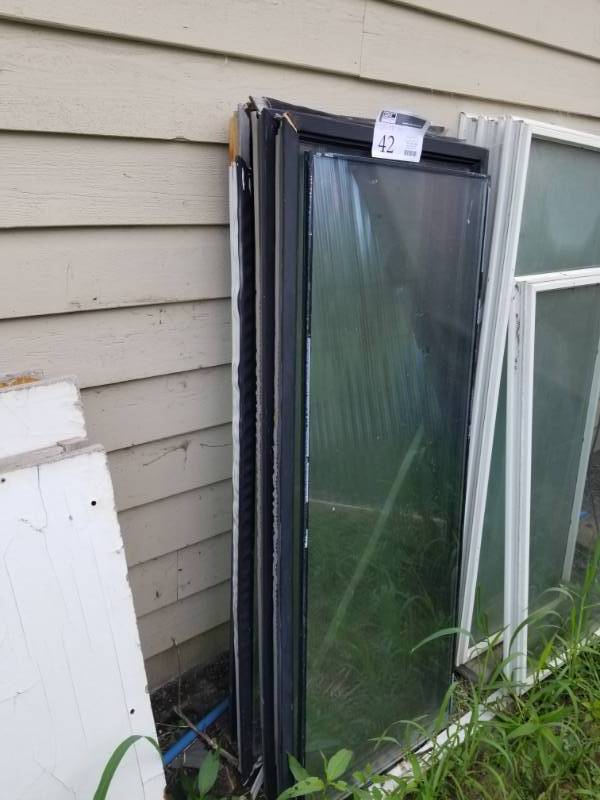 lot 90 image: Lot of (5) Outdoor House Windows