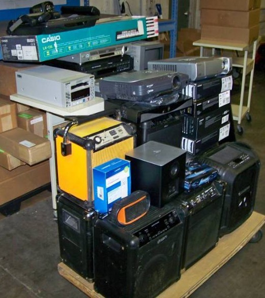 lot 132 image: (LARGE LOT) Miscellaneous Audio, Video and Computer Items for PARTS  REPAIR