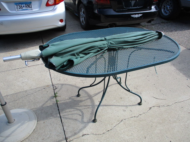 lot 120 image: Patio Table-Umbrella-4 Chairs