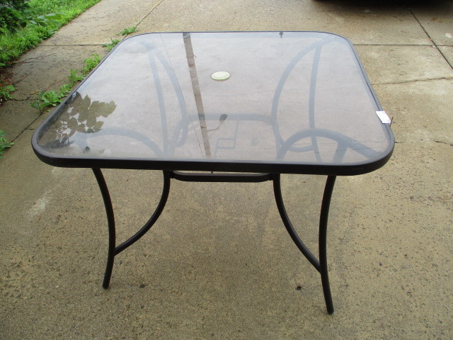 lot 121 image: Patio Table