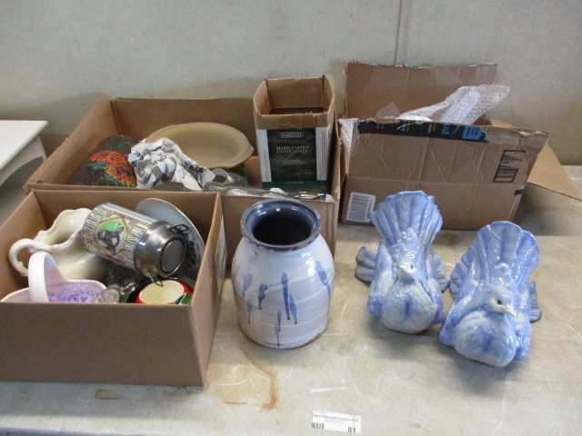 lot 81 image: Collectible Glassware