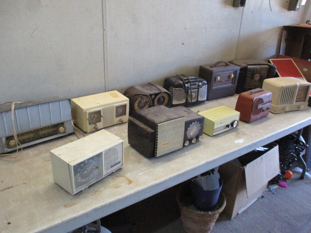 lot 20 image: 3 Boxes full of antique radios