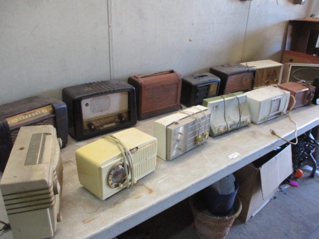 lot 21 image: 3 Boxes full of antique radios