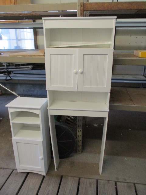 lot 31 image: Over Toilet Cabinet and matching cabinet