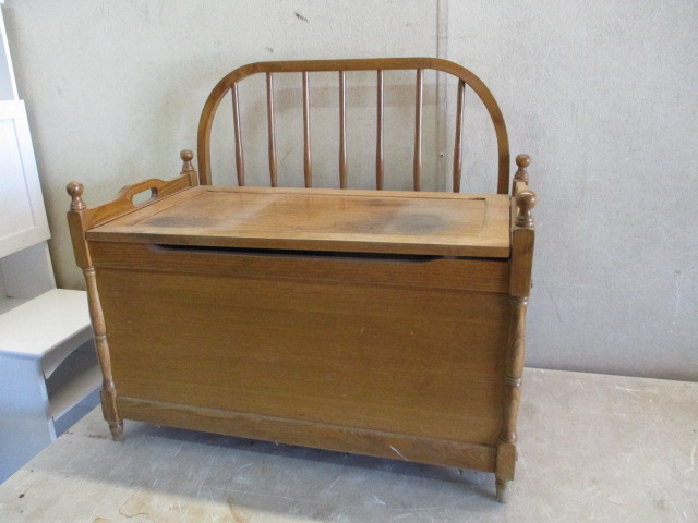 lot 36 image: Wood Storage Bench