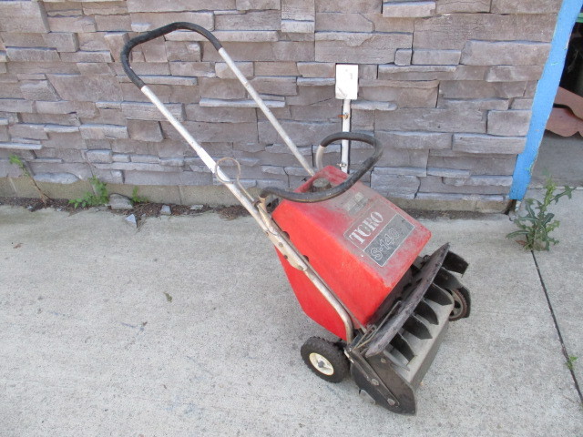 lot 41 image: Toro Snowthrower
