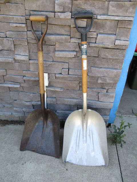 lot 51 image: 2 Scoop Shovels