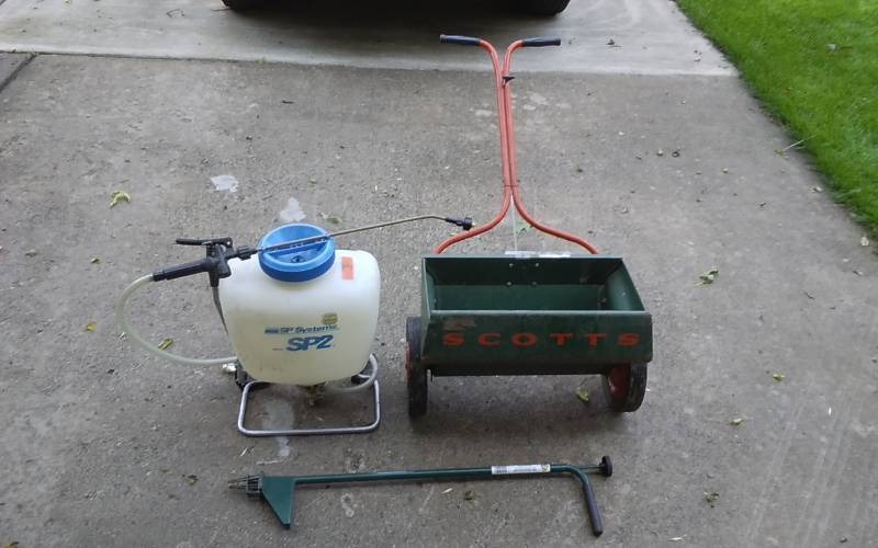 lot 5 image: Back Pack Sprayer, Spreader, Weed Hound