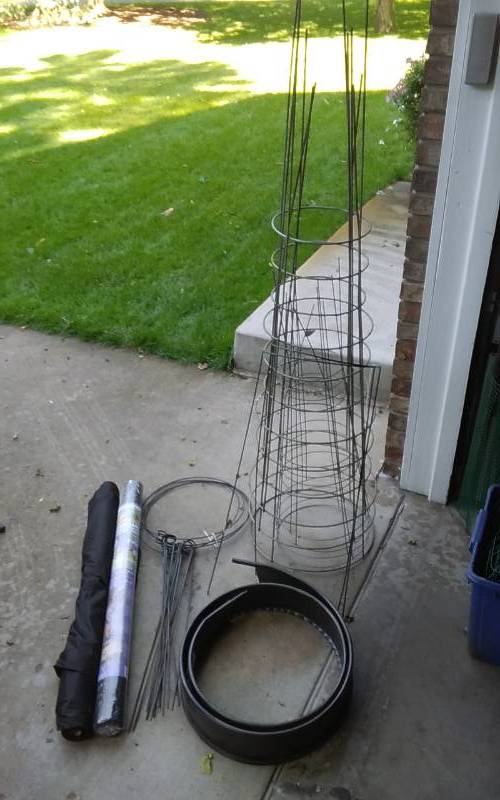 lot 19 image: Landscape Fabric, Heavy Duty PeonyShrub Hoops, Tomato Cages