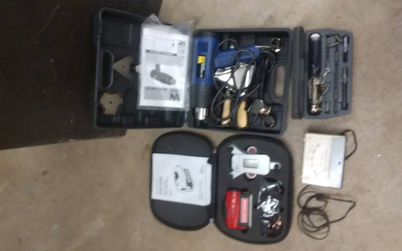 lot 29 image: Craftsman Laser Level, WEN Heat Gun, Driver Set, Line Monitor