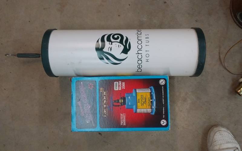 lot 32 image: Submersible Utility Pump, Beachcomber Filter Cleaner