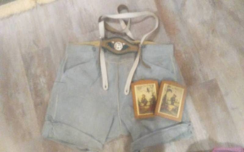 lot 80 image: Genuine Edelveir Leather Lederhosen Size 59, 2-Hummel Prints
