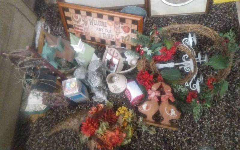 lot 86 image: Large Lot Of Home Decor Florals, Wreaths, Bird Houses, Cherubs, Candle Holders, More