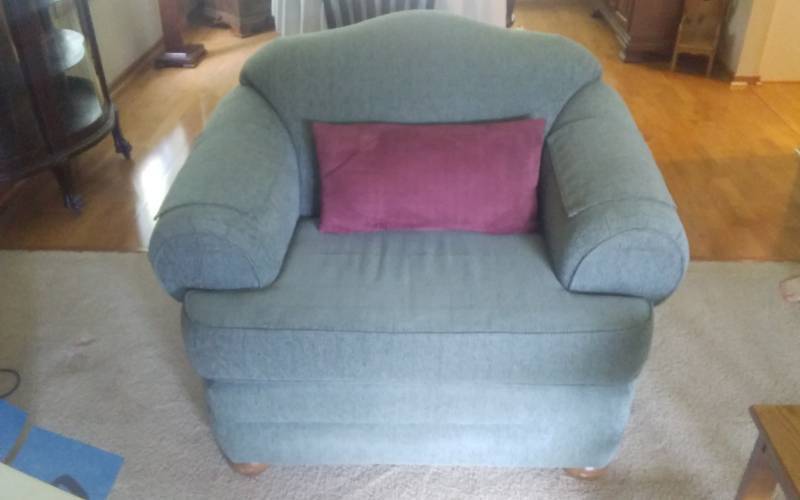 lot 2 image: Big Oversize Comfy Chair (44-Inch Wide)