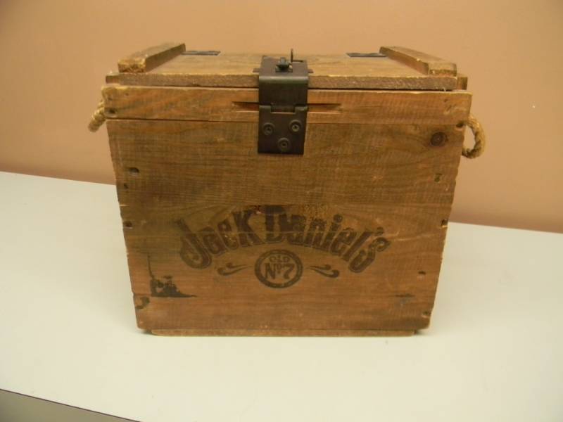 lot 8 image: VINTAGE JACK DANIELS OLD #7 TENNESSEE WHISKEY VOLUNTEER CHEST WOOD CRATE WITH WORKING LATCH AND HANDLES - NICE - SEE PICTURES