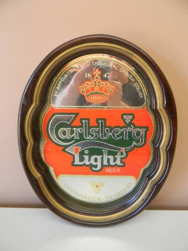 lot 25 image: VINTAGE 1987 RARE & UNIQUE CARLSBERG LIGHT BEER BAR SIGN  MIRROR - RARE OVAL - APPROX 13 BY 16 - SEE PICTURES